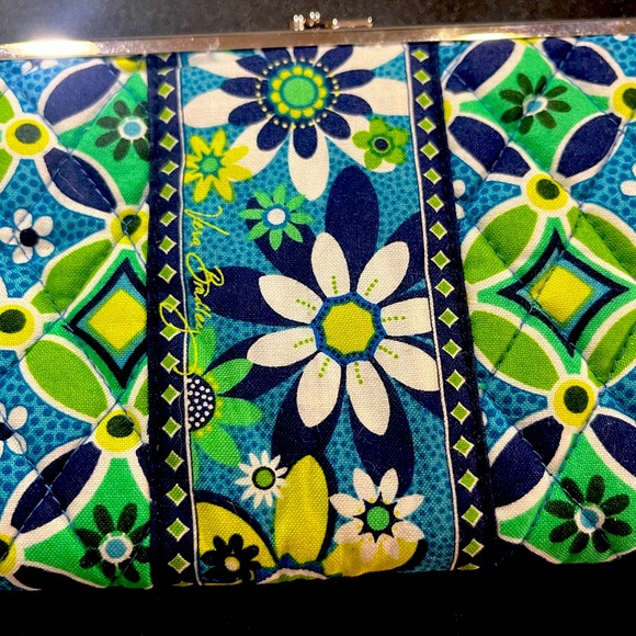 Vera Bradley Daisy Daisy Clutch Wallet - Picture 4 of 5